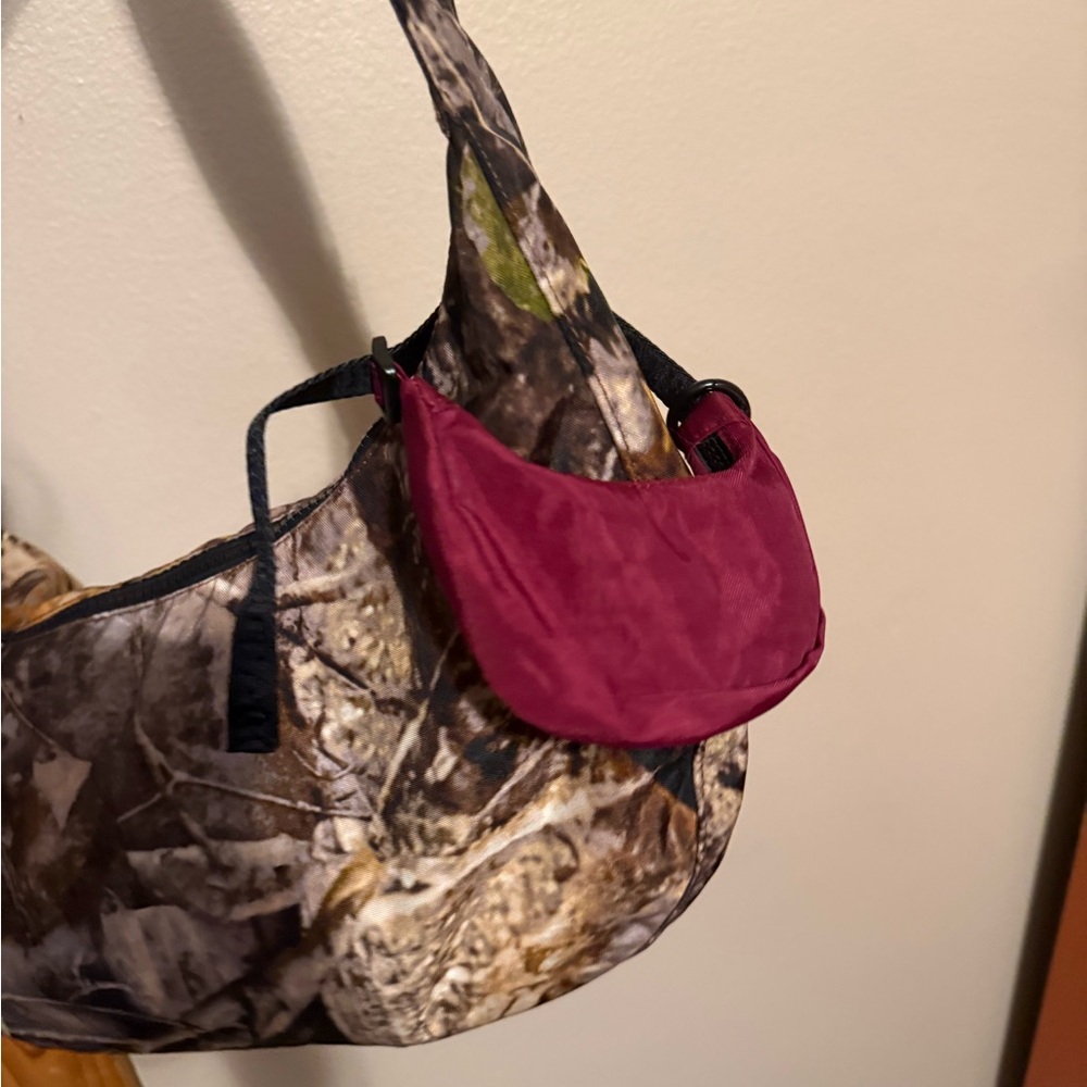Baggu oxblood crescent keychain
